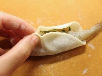 step7: 餃子皮邊沿位置塗抹少許清水, 把餃子一摺一摺封好。