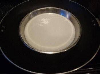 step11: 在圓形的蒸盤上塗油，慢慢倒入粉漿，用大火蒸大约25分鐘。蒸好後，記得待涼後才可脱模，唔係會整爛晒架！