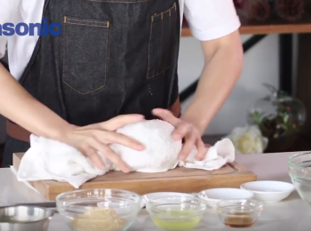 step2: 將蝦仁去腸洗淨，用布印乾水份，然後放入食物處理器以預設模式1 (剁碎) 高速打至起膠。