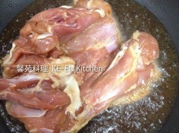 step2: 平底鍋放5大匙油、雞肉用紙巾擦乾下鍋煎熟