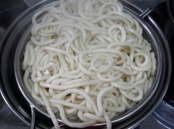 step2: 將粗麵放入沸水煮十分鐘，瀝乾水備用
