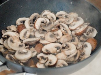 step1: 熱鑊後下油，下蒜蓉及磨菇，煮數分鐘至軟身，盛起備用