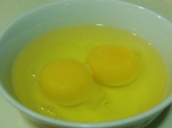 step2: 雞蛋加入蔥花打勻.入煎鍋煎熟.