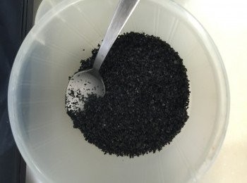 step2: 打好的黑芝麻會出油特別香，加入50g 水攪勻，變成糊狀。