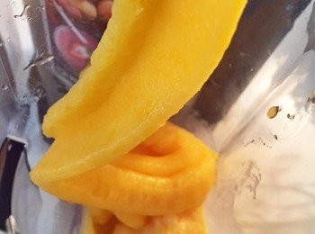 step6: 芒果沙冰緩緩注入隨機配備的蔬果汁杯。