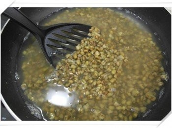 step4: 蓋上鍋蓋後悶煮到綠豆都裂開~~~ (中途如果水不夠可以再加熱水喔!!)