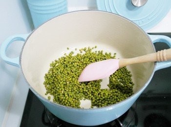 step1: 先將綠豆洗淨放入鍋中拌炒至冒煙後倒入1大匙熱水繼續拌炒。