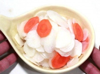 step7: 練習四 辛辣蘿蔔
<span class="group_1">食材</span> Ingredients
美濃白玉蘿蔔 Radish
泡菜水+ 自來水灌至瓶口 Pickles juice + Tap water
一般的食譜, 一開始, 都會什麼都放, 做個一大醰大雜燴。來不及吃又分辨不出那些才是自己所喜歡。
用蘿蔔浸泡四川泡菜, 會有一股濃濃的辛辣味, 並不是每個人都會喜歡的。泡完蘿蔔的泡菜水, 氣味會被完全改變的。不喜歡的人, 不要做這個練習。
為了突出它的改變, 調味時沒放入花椒粒。
但我個人和太太都很喜歡。尤其是用美濃白玉蘿蔔來製作。口感,