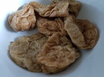step7: 麵筋，將麵筋稍為出水去除表面油份，搾乾水份後切開一半備用