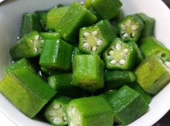 step3: 燒熱油鍋後，加入<span class="group_2">配料</span>炒香。