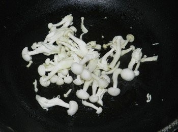 step2: 起一油鍋，約用1大匙油熱鍋，下洗淨並去好蒂頭的雪白菇快炒