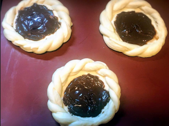 step3: 將粉團分成六份，整造型，再塗上榛子醬，發酵大至一倍。