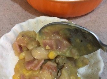 step7: 跟住加入火腿雞肉餡料