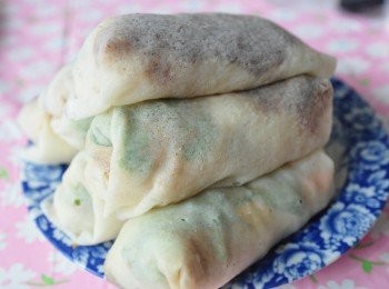 step6: 再一捲捲的捲起來就完成了，喜歡吃素一點的就這樣直接吃也很清爽喔~