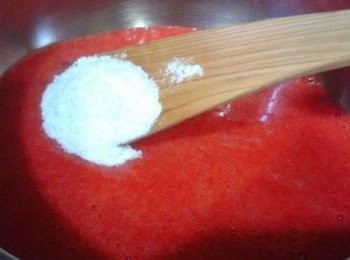 step4: 取一干净的锅，把搅烂的草莓浆和糖倒入锅里，开小火，慢慢熬，在熬的过程中要不停的搅拌，大概30分钟左右，草莓酱汁也慢慢变浓稠，这时加入柠檬汁和麦芽糖再继续小火慢熬5分钟直草莓酱汁颜色稍微变暗淡而很粘稠了，熄火。