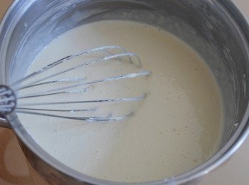 step4: 再下已打發的雞蛋液，溶化牛油，淡忌廉及檸檬汁拌勻