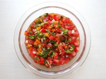 step5: 加入檸檬汁,橄欖油拌勻,以適量海鹽及黑胡椒調味 。