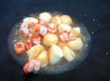 step3: 然後加入待用炸好的玉子豆腐和鮮蝦炒翻。