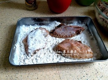 step5: 期間將麵粉 , 生粉 , 黑胡椒碎及鹽拌勻 , 一半份量<a href="https://bit.ly/3zHU5V3" target="_blank" data-keyword="雞翼" class="guide-link"><strong>雞翼</strong></a> <span style="display:inline-block;vertical-align:middle;margin-top:-3px;color:initial;border-radius:3px;padding:2px 3px;font-size:12px;line-height:14px;background:#87d300;color:#fff;">即買</span> 沾上薄薄一層粉