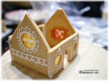 step7: 窗戶就依個人喜歡畫上線條即可，等畫上糖霜的餅乾片都乾了後，就能用組合起來