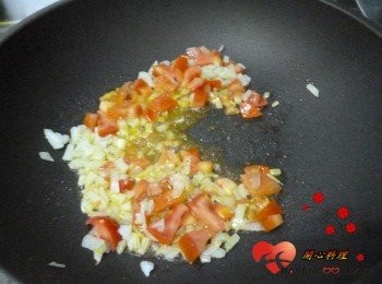 step2: 少許油爆香洋蔥與蕃茄