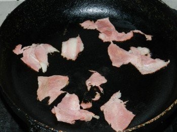 step1: 培根片撕塊煎熟