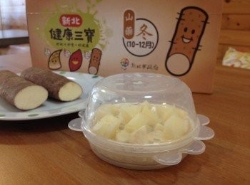 step1: 將山藥洗淨切塊，用微波爐1分鐘（因為山藥可生食所以不用煮太久）