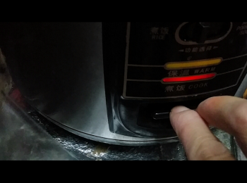 step4: 當飯煲第一次跳制至保溫功能時，再按一下｢煮飯｣鍵。
Press the 'cooking' key again when the rice is done.