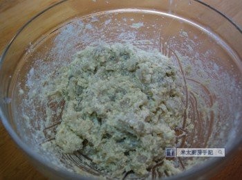 step3: 加入快熟麥片、鹽、白胡椒粉、粟粉和低筋麵粉拌勻