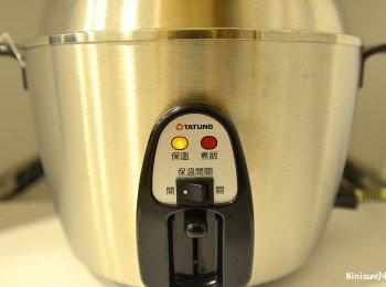 step4: 蓋上鍋蓋，留點縫隙，插上插頭保溫約9-10hr ，取出放涼些以後放冰箱