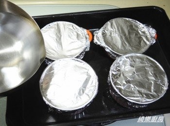 step8: 蓋上鋁箔紙,烤盤裡面倒入熱水1公分高,烤箱預熱160度C,烤35-40分鐘,烤好拿出來,冷卻後放冰箱冰