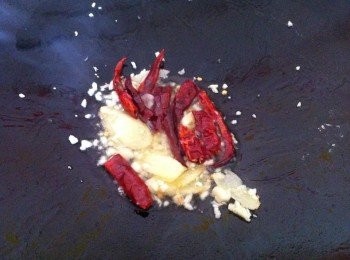 step3: 取出鍋加入適量的食油，加入薑片，辣椒幹蒜蓉爆香。