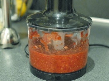 step1: 將草莓洗淨，切小塊，然後放入攪拌機（食物處理器）直接打成果泥