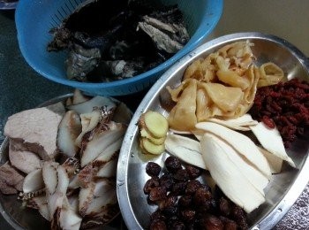 step4: 準備好各項材料:花膠切段,用3-4公升水,水滾落所有材料,水滾後煮3小時落鹽調味即可