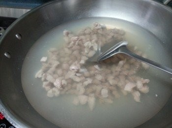 step5: 豬肉切粒,先出水約2分鐘,再隔去水份