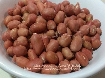 step2: 炒至花生發出「啵啵」的聲音，繼續炒到沒有「啵啵」聲之後，再翻炒約1分鐘後熄火，熄火後繼續翻炒約1分鐘，將花生及鹽起鍋過篩去鹽巴放涼即可裝瓶