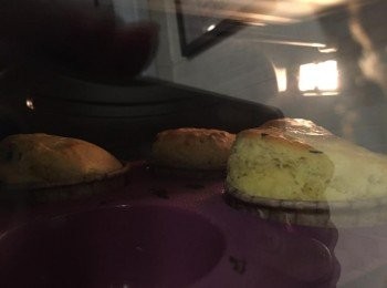 step5: 烤箱先預熱180度，放入烤盤，160-180度 （烤箱溫度各有不同請自行調整），烤約 15-20 分鐘（或插入牙籤拔出來後乾淨）即可！