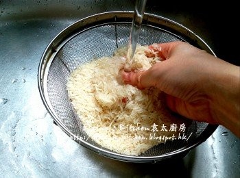 step4: 浸蝦米水留起 , 蝦米用水沖一沖洗及瀝乾 , 白米亦用水沖一沖洗及瀝乾