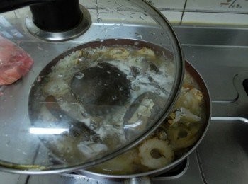 step4: 把紅蟳下鍋蓋上鍋蓋熬煮至熟，