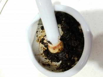 step1: 將豆豉洗淨，用磨磨容