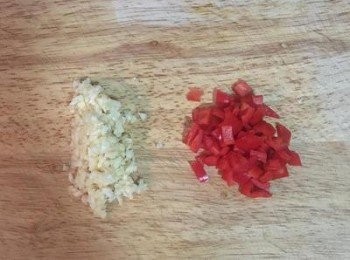 step3: 蒜切末；辣椒去籽切小丁。