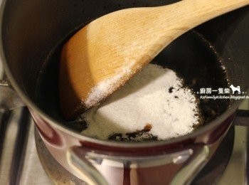 step3: 此時再倒入熱水(一開始倒的時候，可能會有些糖液噴濺出，要小心)、即溶吉利丁粉，均勻溶解後關火。