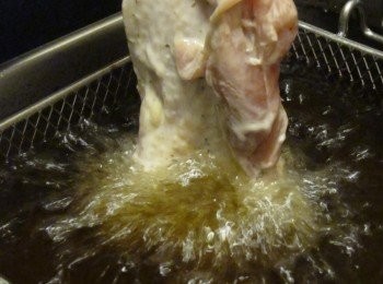 step10: 然後將雞腿肉裹上<span class="group_3">麵糊</span>，入鍋油炸，約180度溫3分鐘 160度油溫先炸三分鐘，然後再調整到180度再炸一分鐘，將油瀝乾