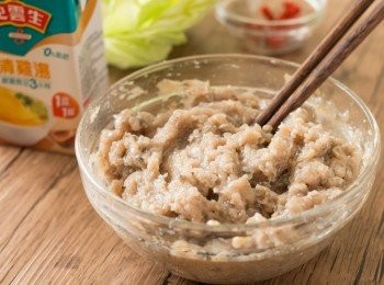 step1: 把鯪<span class="group_2">魚肉和醃料</span>拌勻，攪拌至起膠備用。