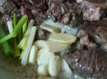 step3: 再把蔥段 , 蒜頭 , 薑片加入爆香