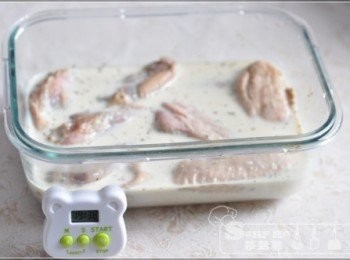 step1: 先要早一晚用蒜鹽、豉油及黑椒粉醃過夜，炸前用牛奶浸20分鐘