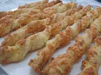 step1: 份量 : 12條
材料 A-D 倒入大盤內,使用叉及切拌的方式混合成鬆散的沙粒狀態(不要搓揉)