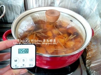 step6: 見片糖開始溶就熄火 , 蓋上蓋焗5分鐘至片糖完全溶掉