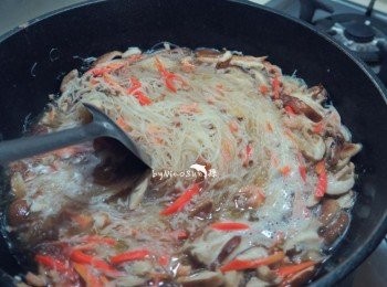 step5: 加入兩大碗水煮滾 放入米粉翻炒