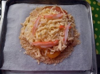 step5: 最後灑上乳酪絲後再放上蟳味棒 進烤箱上下火約12分鐘即可~